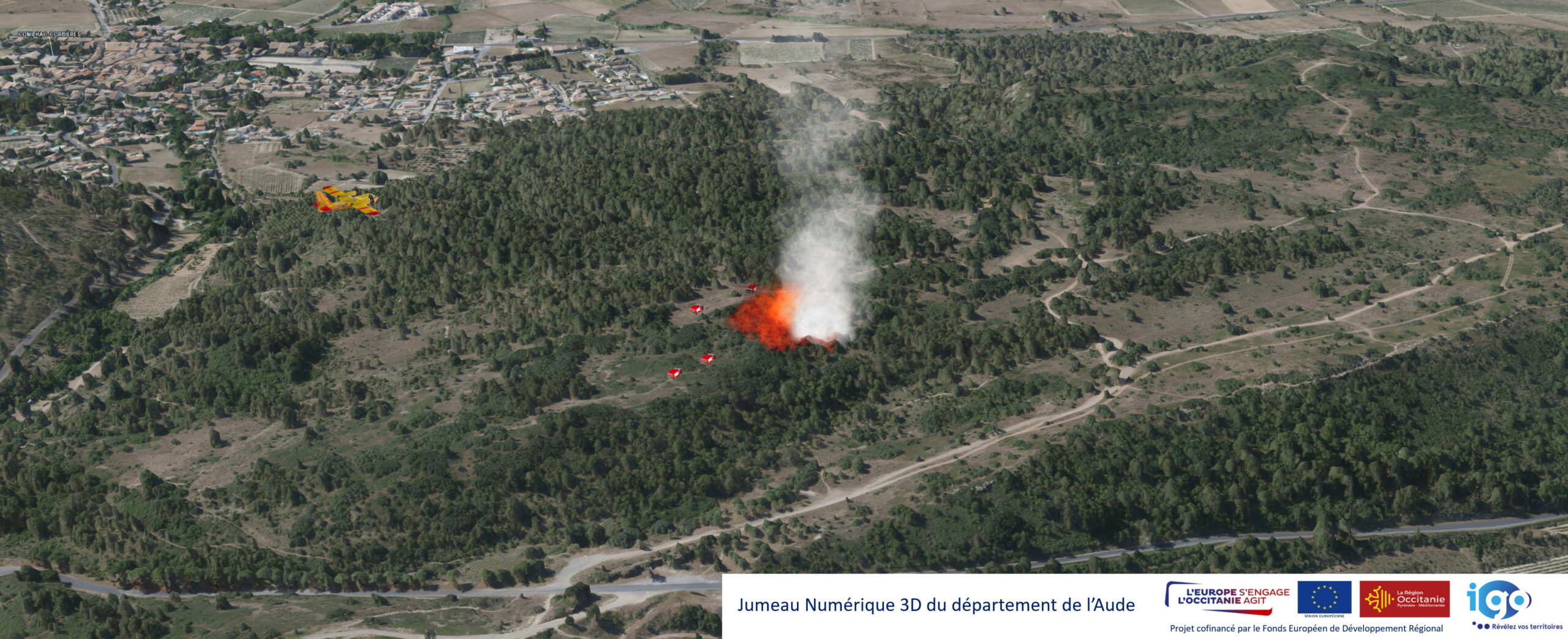 Jumeau numérique 3D du département de l'Aude. Vue aérienne d'une zone boisée avec un foyer d'incendie à proximité d'une ville. Des engins du SDIS sont sur place et un avion Canadair survole la zone.